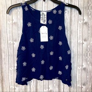 Sadie & Sage - Women’s Blue Top With Small White Accent  - Size Small